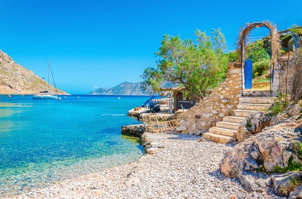 Лестницы от песчаного пляжа на Греция Остров Калимнос — стоковое фото