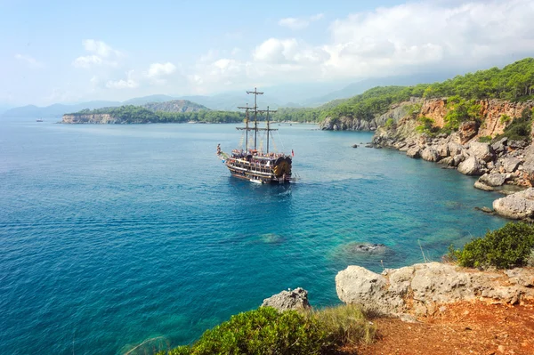 Корабль в живописном заливе Средиземного моря — стоковое фото