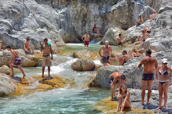Много людей, купание в горном ущелье поток Куздере во время джип-сафари в горы Таурус — стоковое фото