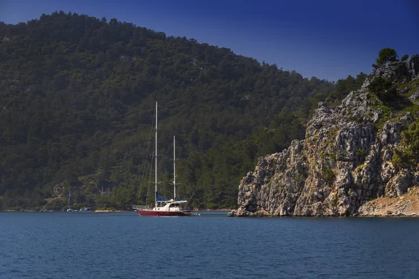 Белые лодки на фоне острова Эгейского моря — стоковое фото