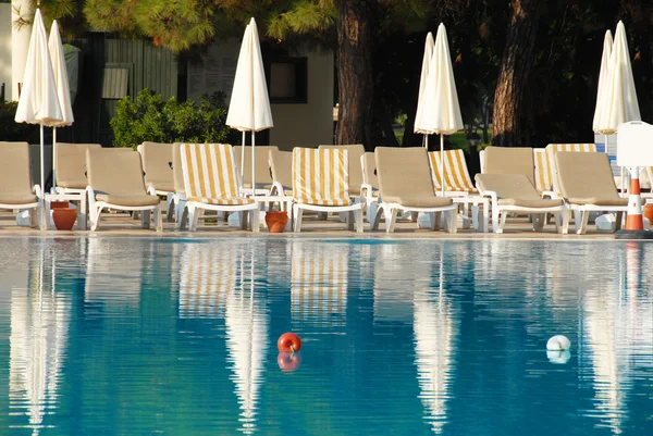 Плавательный бассейн в отеле курорте — стоковое фото