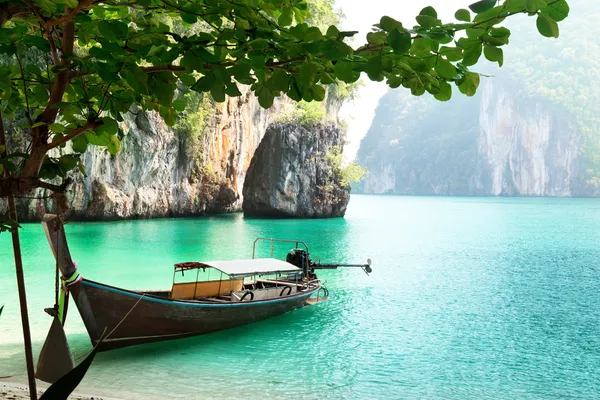 Длинные лодки на остров в Таиланде — стоковое фото