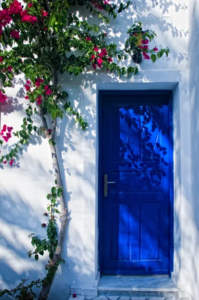 -Синяя, дверь в Греции — стоковое фото