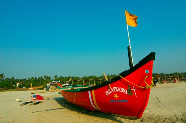 Лодка на пляже Мандрем в Гоа — стоковое фото