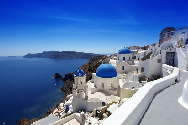 Остров Санторини с церквями и видом на море в Греции — стоковое фото