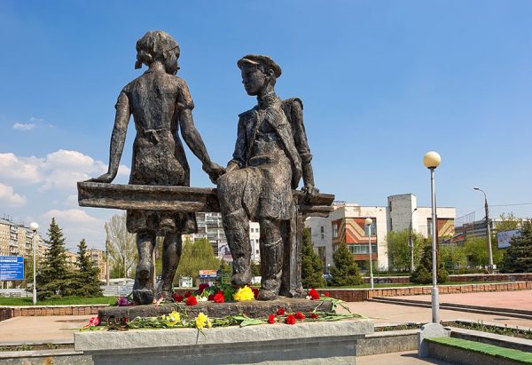 Памятник несовершеннолетним труженикам тыла в Самаре